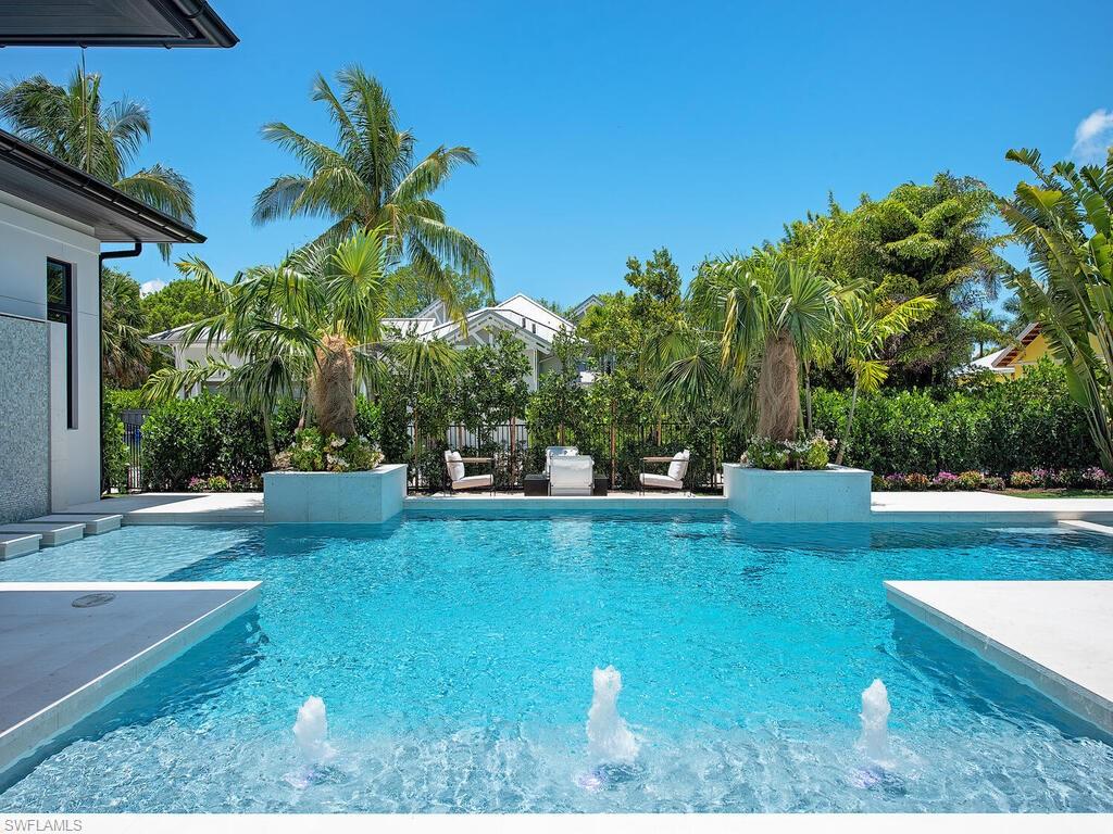 540 4th Avenue North Naples, FL 34102 - Photo 3 of 24