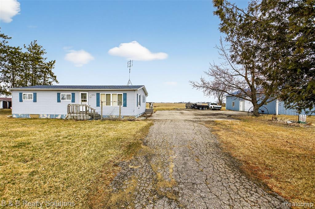 6946 Clifford Road Marlette, MI 48453 - Photo 4 of 25