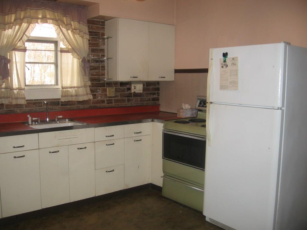118 Phillips Road Latrobe, PA 15650 - Photo 6 of 14 Kitchen