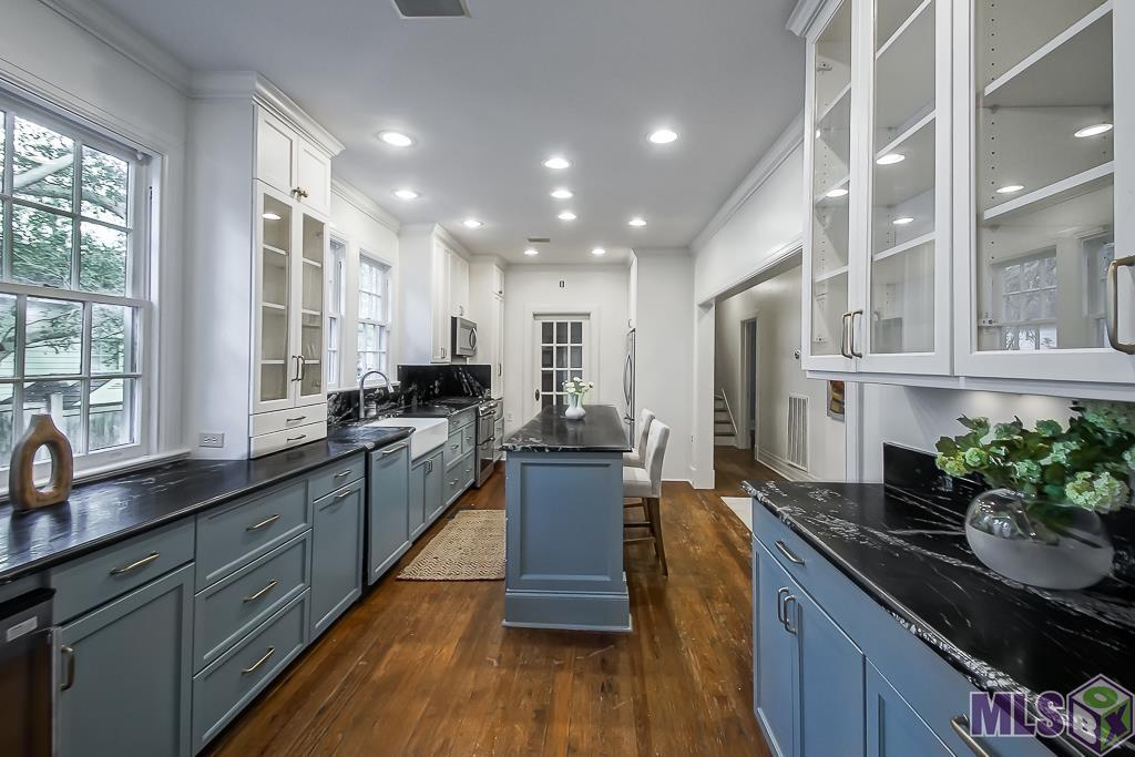 2221 Olive Street Baton Rouge, LA 70806 - Photo 12 of 33 Kitchen from Bar