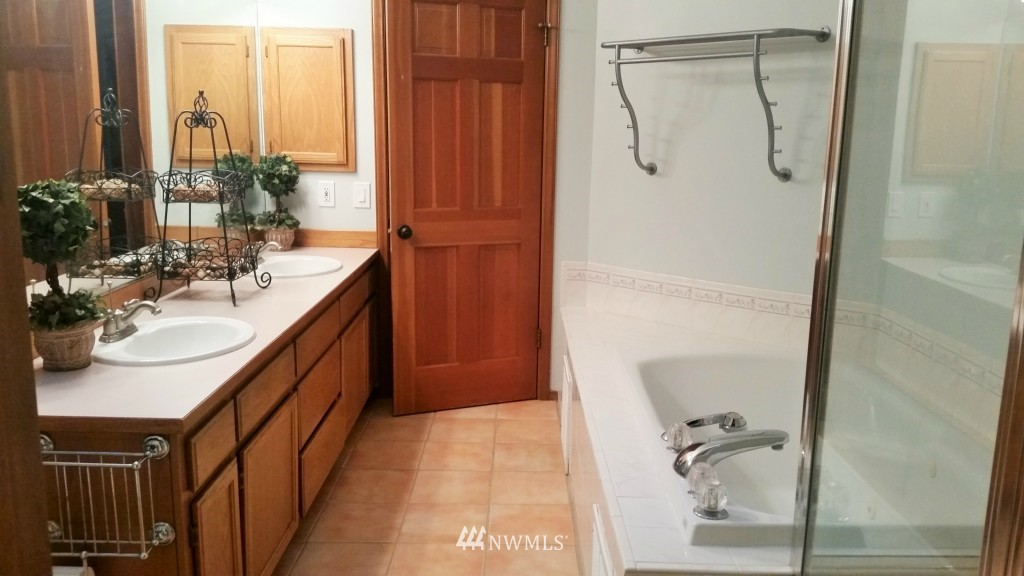 2520 243rd Place Southeast Bothell, WA 98021 - Photo 14 of 19