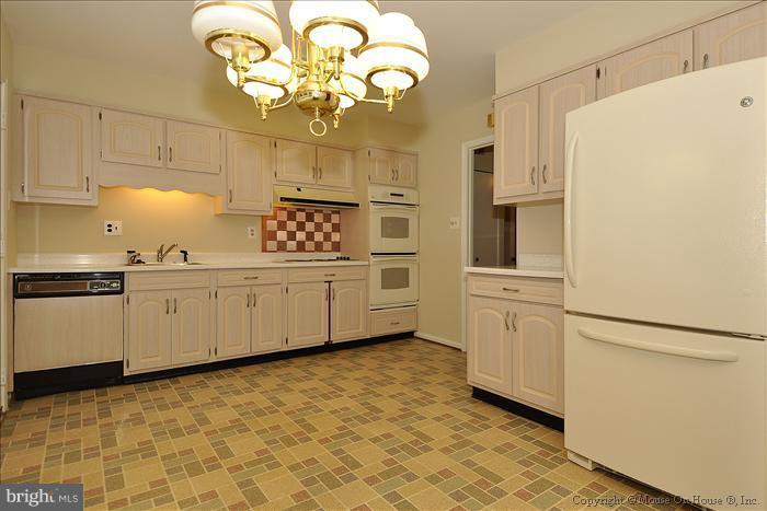 2203 Musgrove Road Silver Spring, MD 20904 - Photo 3 of 30 Kitchen