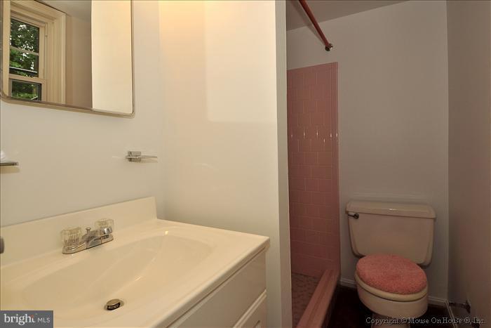 2203 Musgrove Road Silver Spring, MD 20904 - Photo 5 of 30 Bath