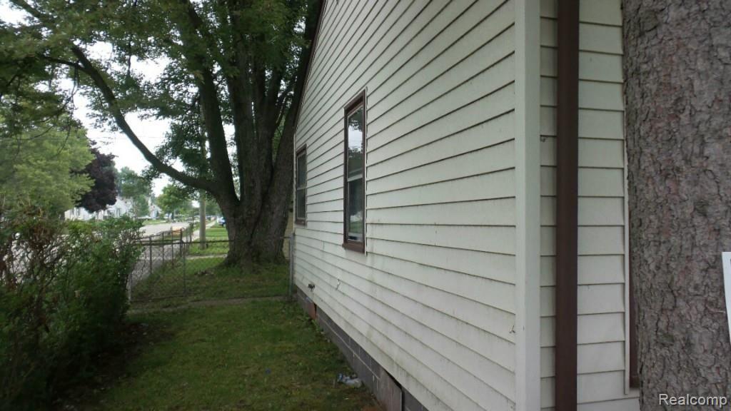 21274 Waltham Road Warren, MI 48089 - Photo 11 of 12 20140819_211234_resized.jpg