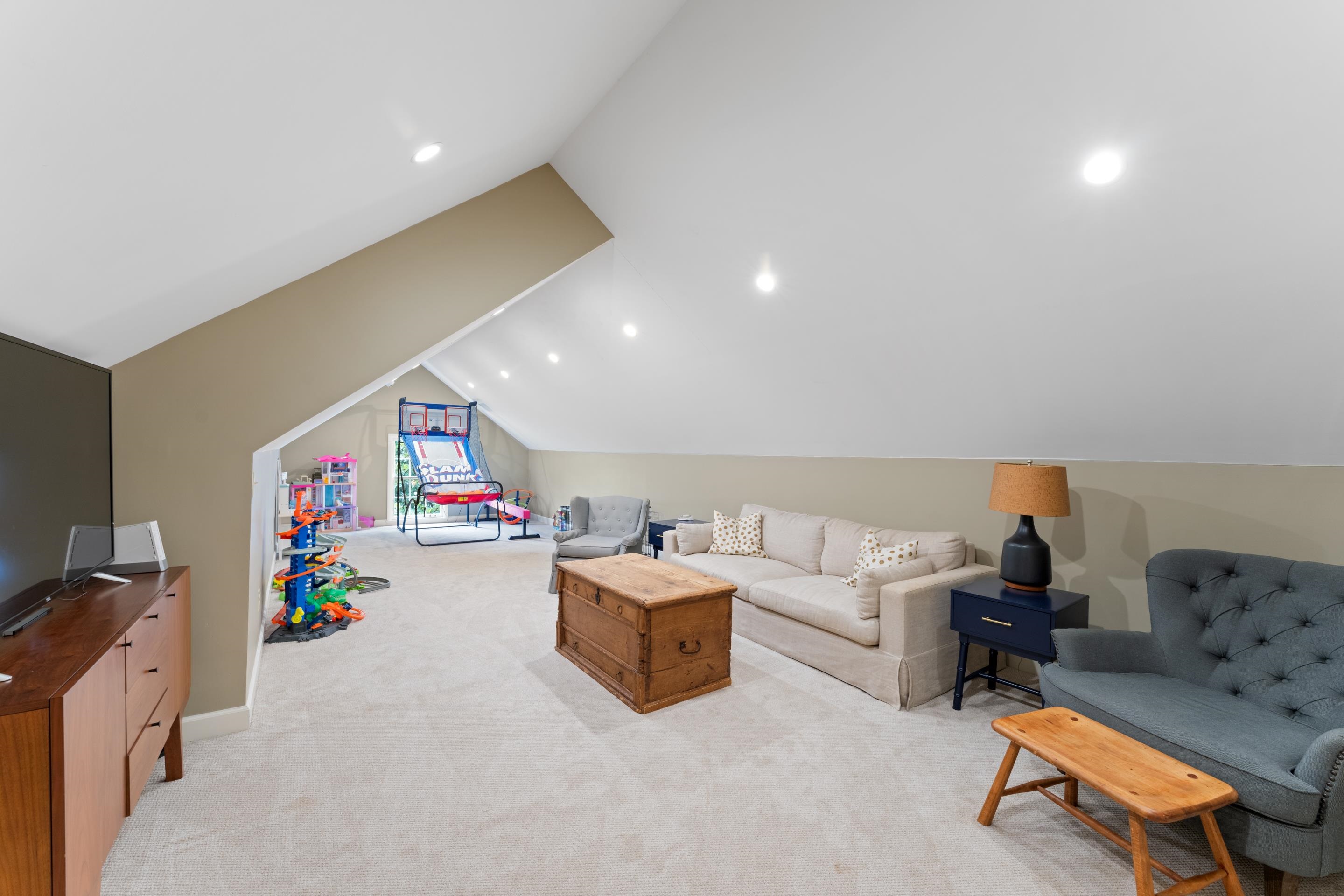 1226 Fair Meadow Road Memphis, TN 38117 - Photo 29 of 40 Bonus room with plenty of space for whatever your heart desires.