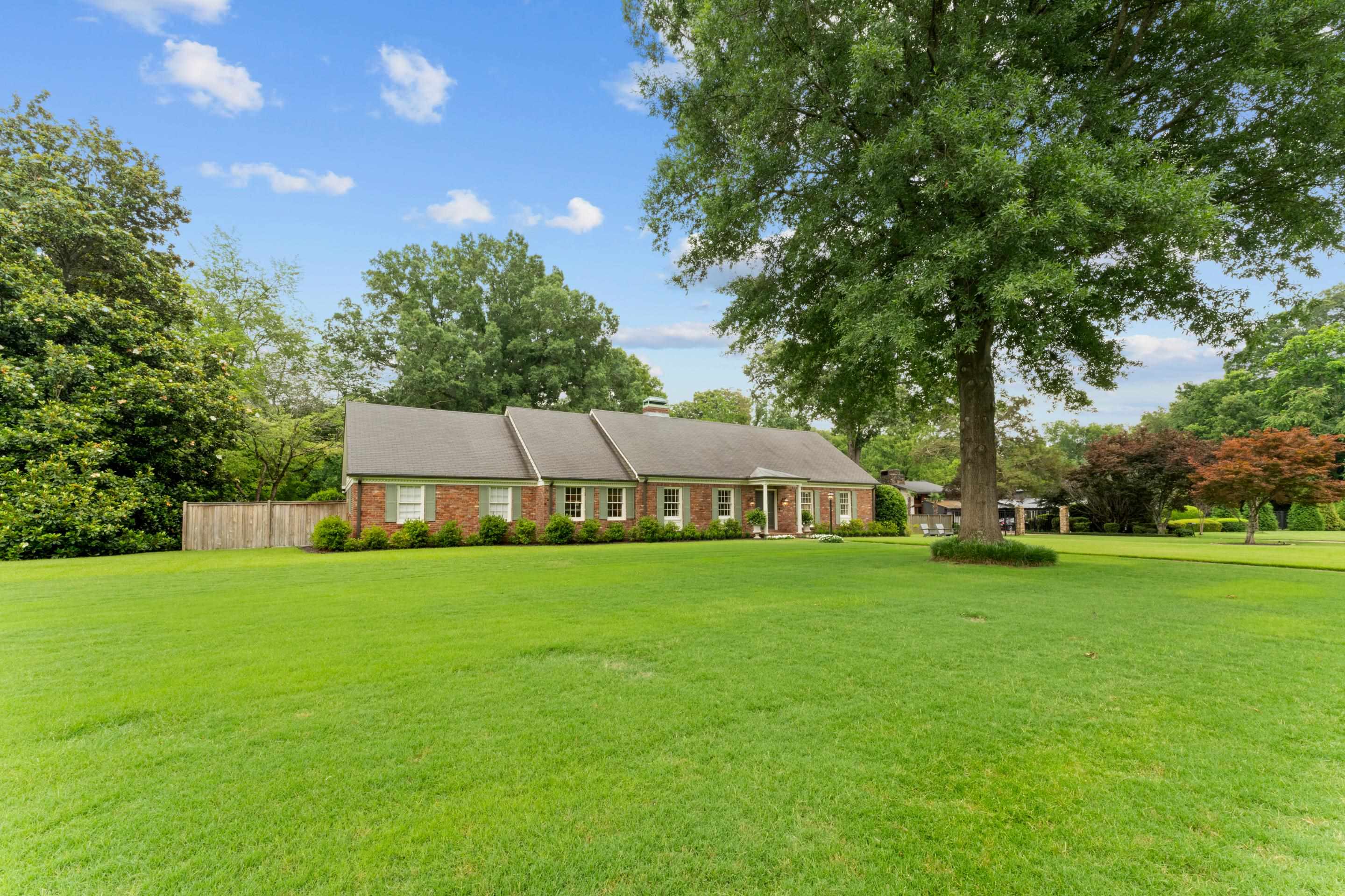 1226 Fair Meadow Road Memphis, TN 38117 - Photo 32 of 40 View of front of property featuring a front lushly landscaped lawn.