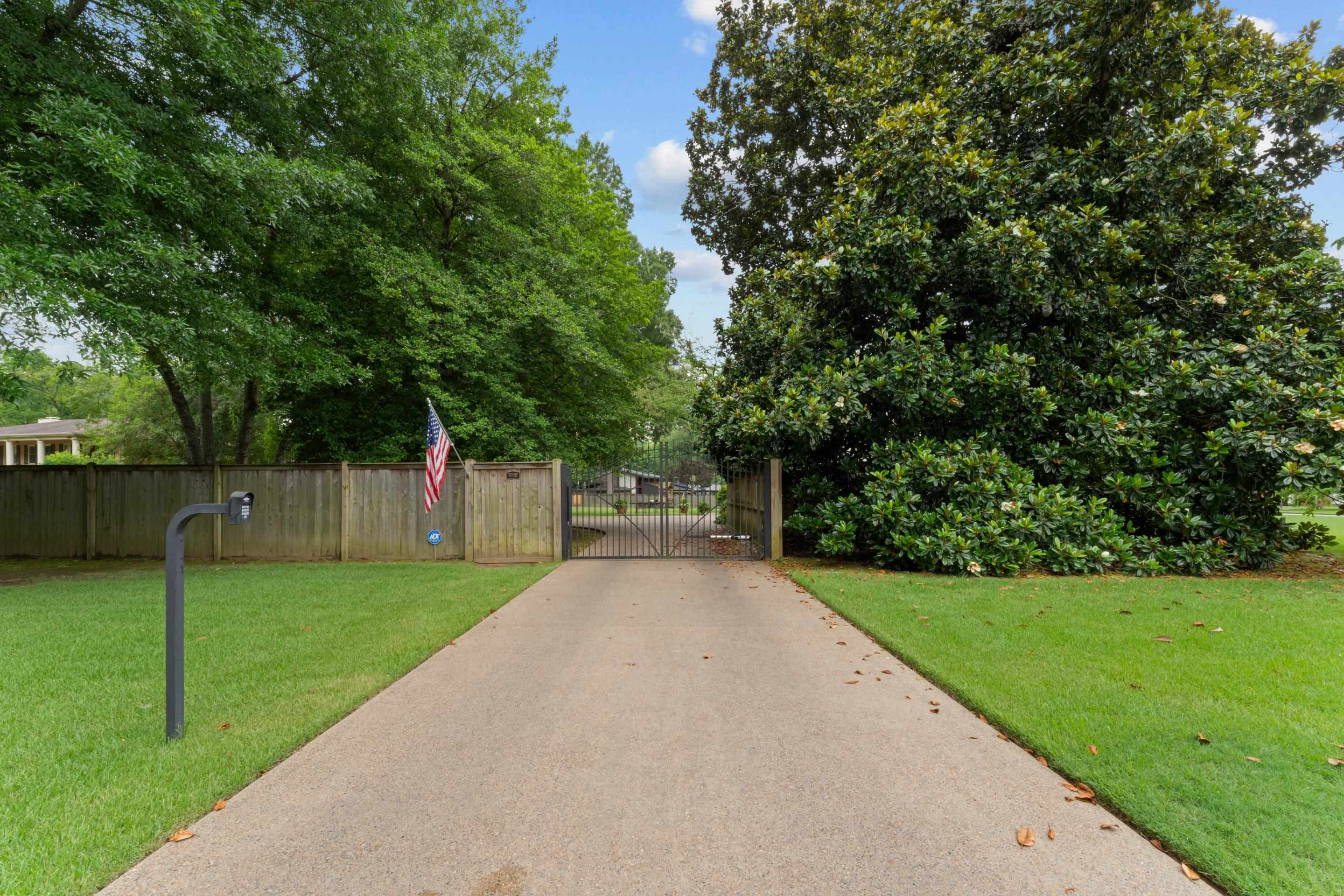 1226 Fair Meadow Road Memphis, TN 38117 - Photo 33 of 40 Secure iron gated driveway.