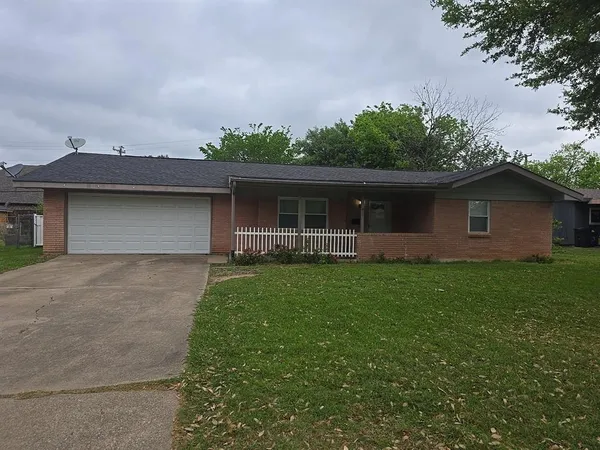 $2,400 | 411 East Alexander Lane, Euless, TX 76040