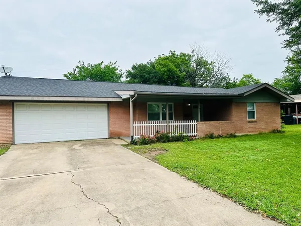 $2,400 | 411 East Alexander Lane, Euless, TX 76040