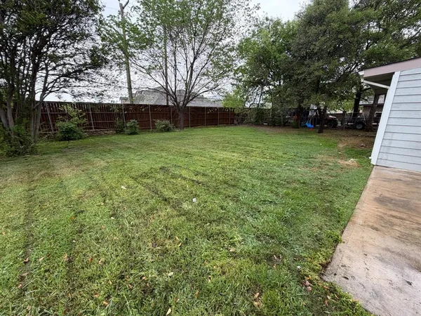 $2,400 | 411 East Alexander Lane, Euless, TX 76040