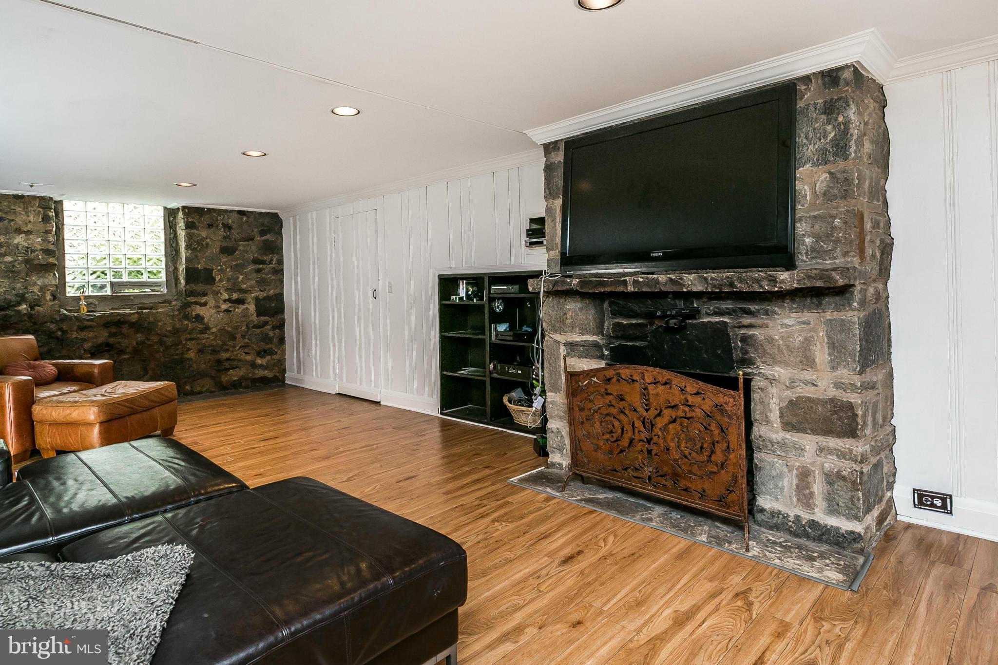 2414 Brambleton Road Baltimore, MD 21209 - Photo 24 of 30 Family Room