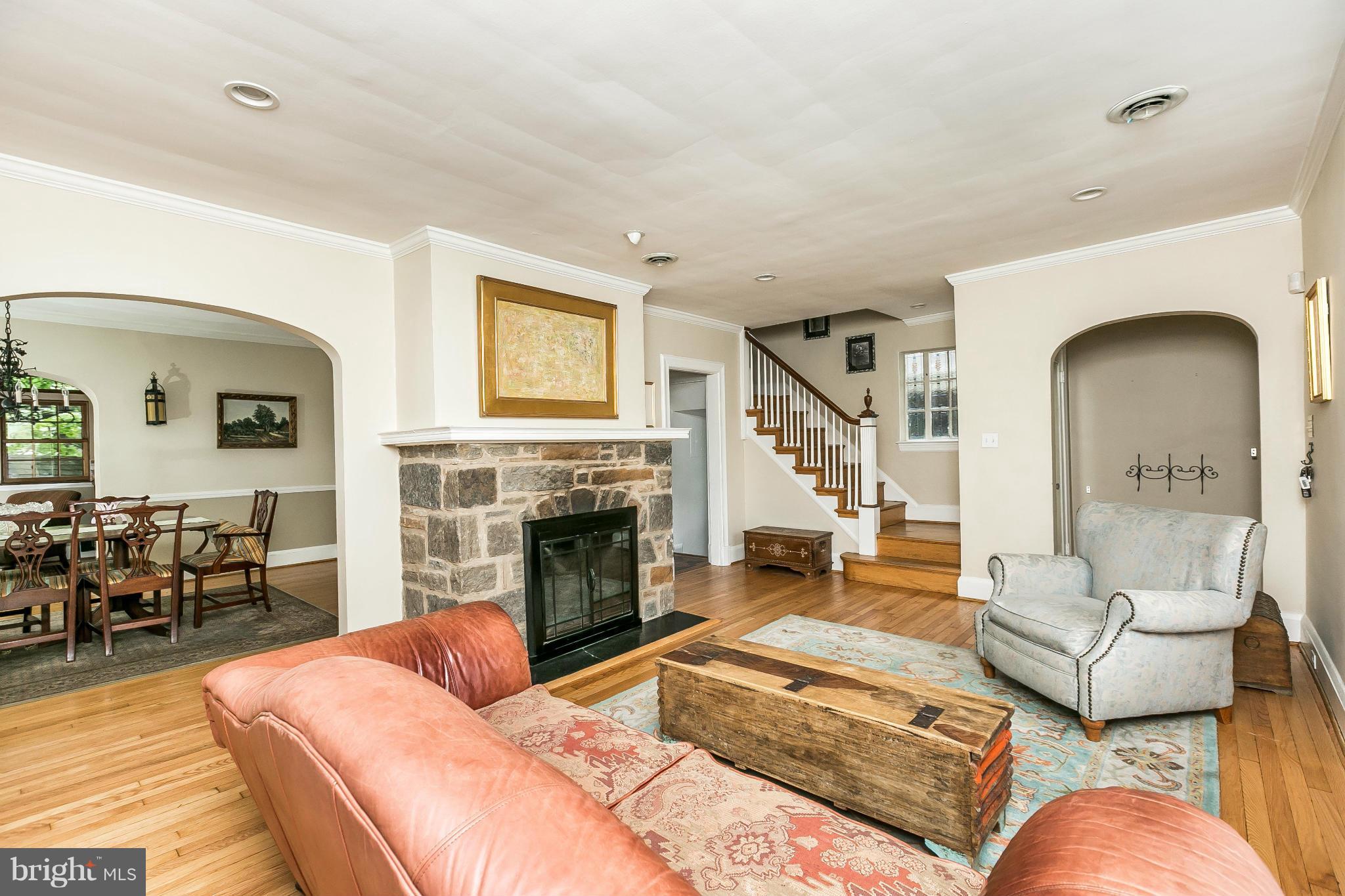 2414 Brambleton Road Baltimore, MD 21209 - Photo 5 of 30 Living Room