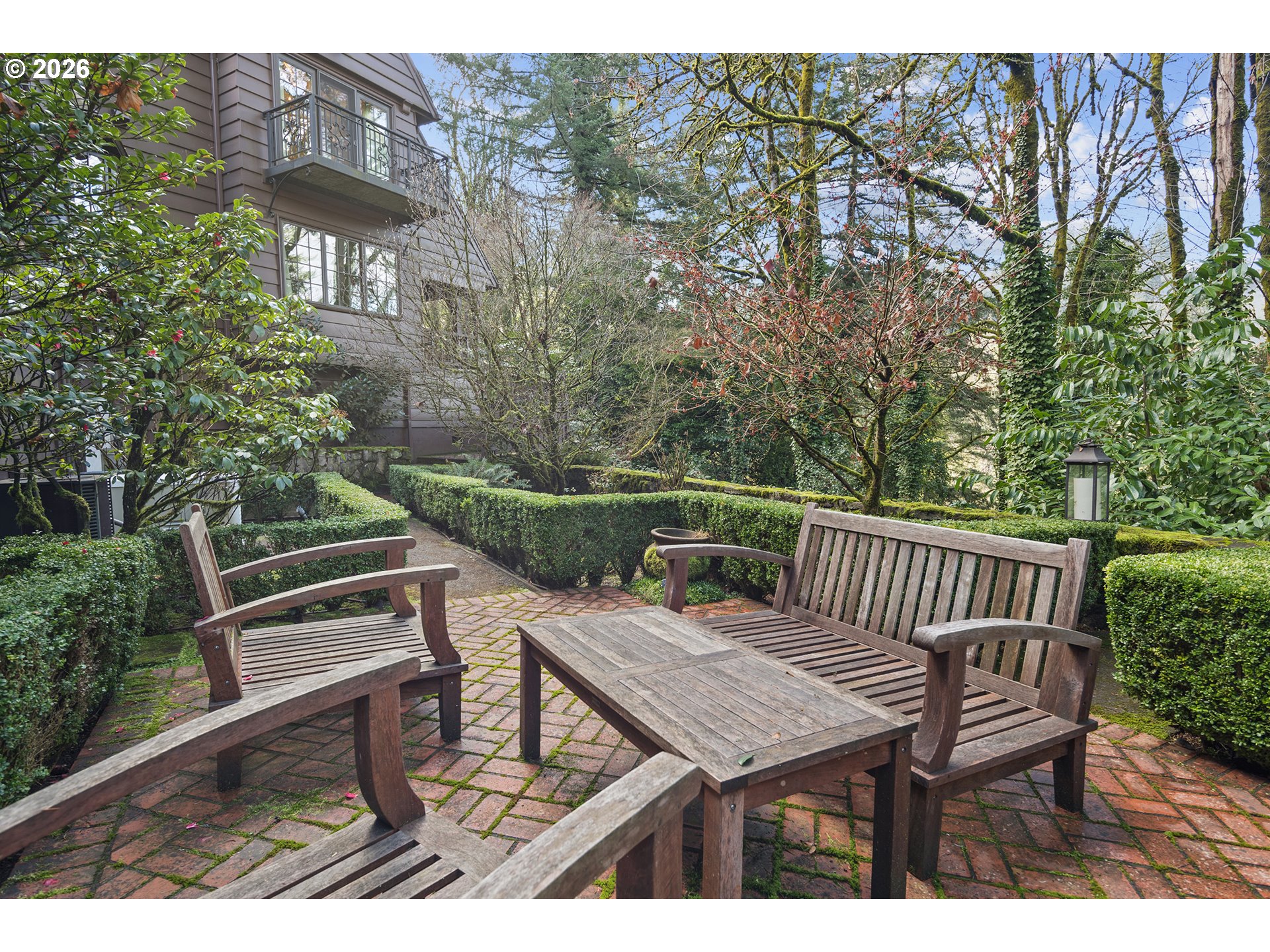 2897 Southwest Rutland Terrace Portland, OR 97205 - Photo 40 of 46 a view of a chairs and table on the deck