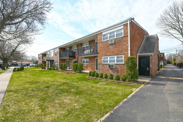 $329,000 | 10 Ivy Street, Unit 10A, Farmingdale, NY 11735