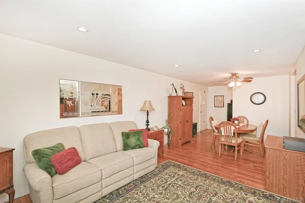 $329,000 | 10 Ivy Street, Unit 10A, Farmingdale, NY 11735