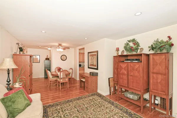 $329,000 | 10 Ivy Street, Unit 10A, Farmingdale, NY 11735