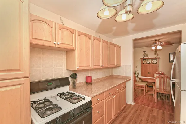 $329,000 | 10 Ivy Street, Unit 10A, Farmingdale, NY 11735