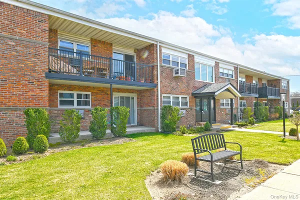 $329,000 | 10 Ivy Street, Unit 10A, Farmingdale, NY 11735