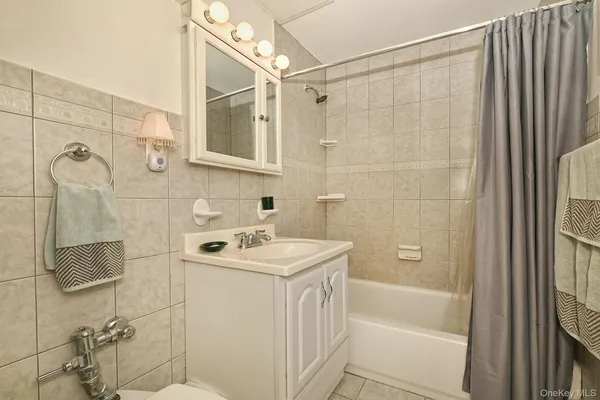 $329,000 | 10 Ivy Street, Unit 10A, Farmingdale, NY 11735