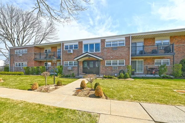 $329,000 | 10 Ivy Street, Unit 10A, Farmingdale, NY 11735