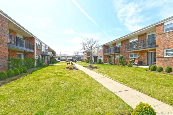 $329,000 | 10 Ivy Street, Unit 10A, Farmingdale, NY 11735