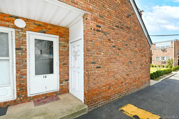 $329,000 | 10 Ivy Street, Unit 10A, Farmingdale, NY 11735