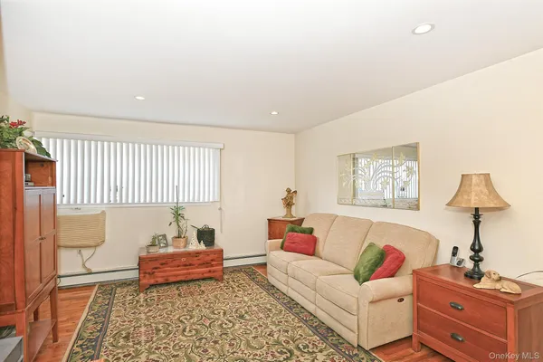 $329,000 | 10 Ivy Street, Unit 10A, Farmingdale, NY 11735