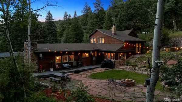 a view of a house with a yard