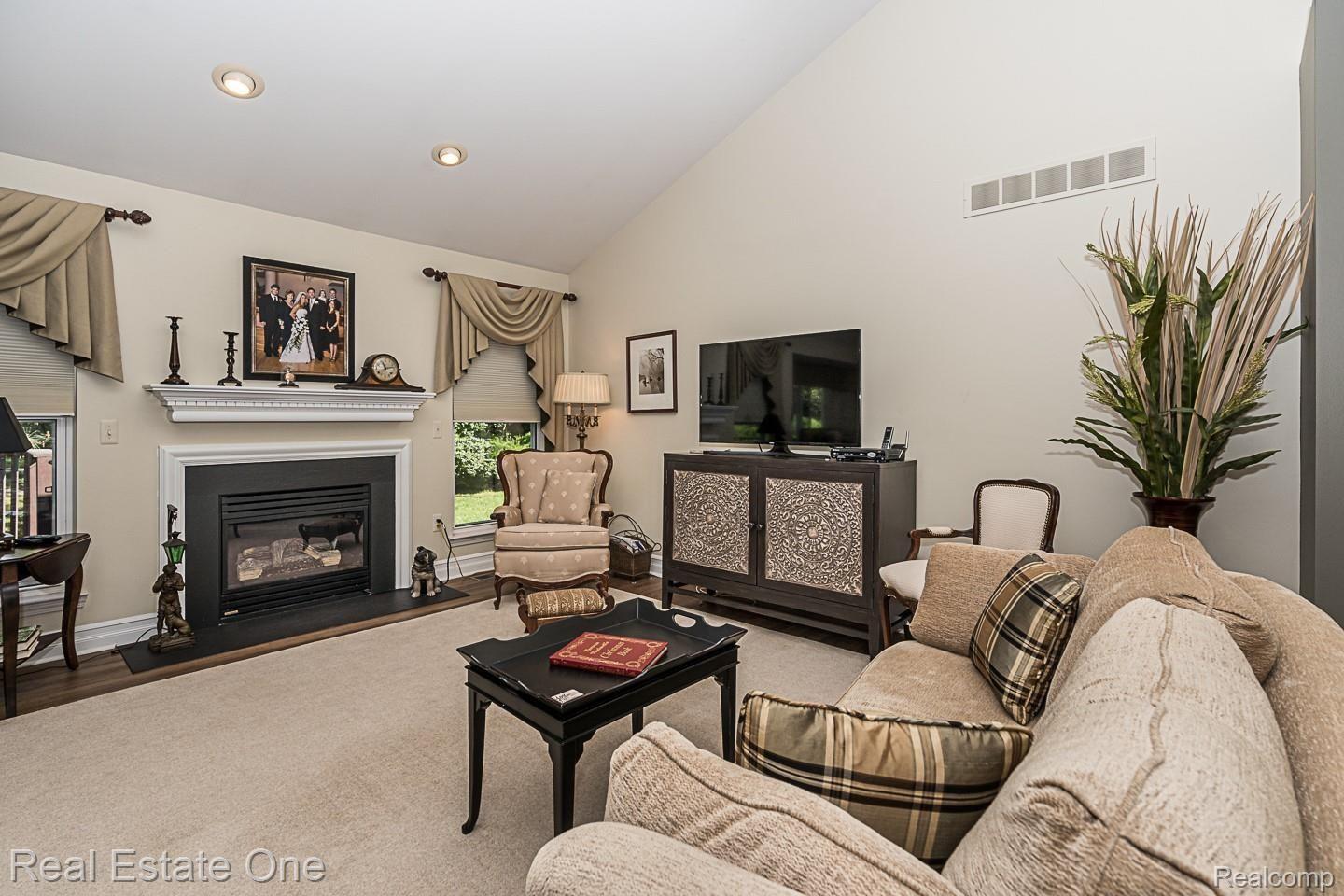 1054 Churchill Circle, Unit 26 Rochester, MI 48307 - Photo 6 of 29 Great Room