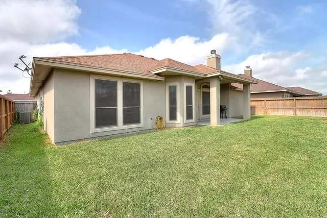 a view of a house with yard and porch