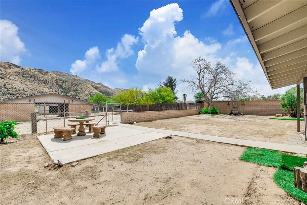 582 Wesley Street Banning, CA 92220 - Photo 28 of 49 a view of a backyard of the house