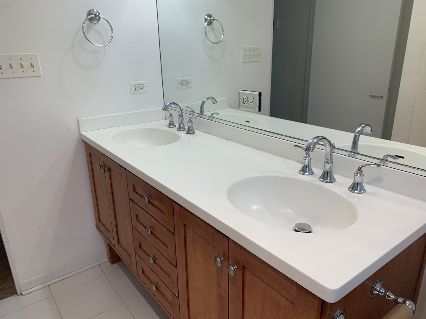 205 Herrick Road Riverside, IL 60546 - Photo 20 of 28 a bathroom with a sink and a mirror