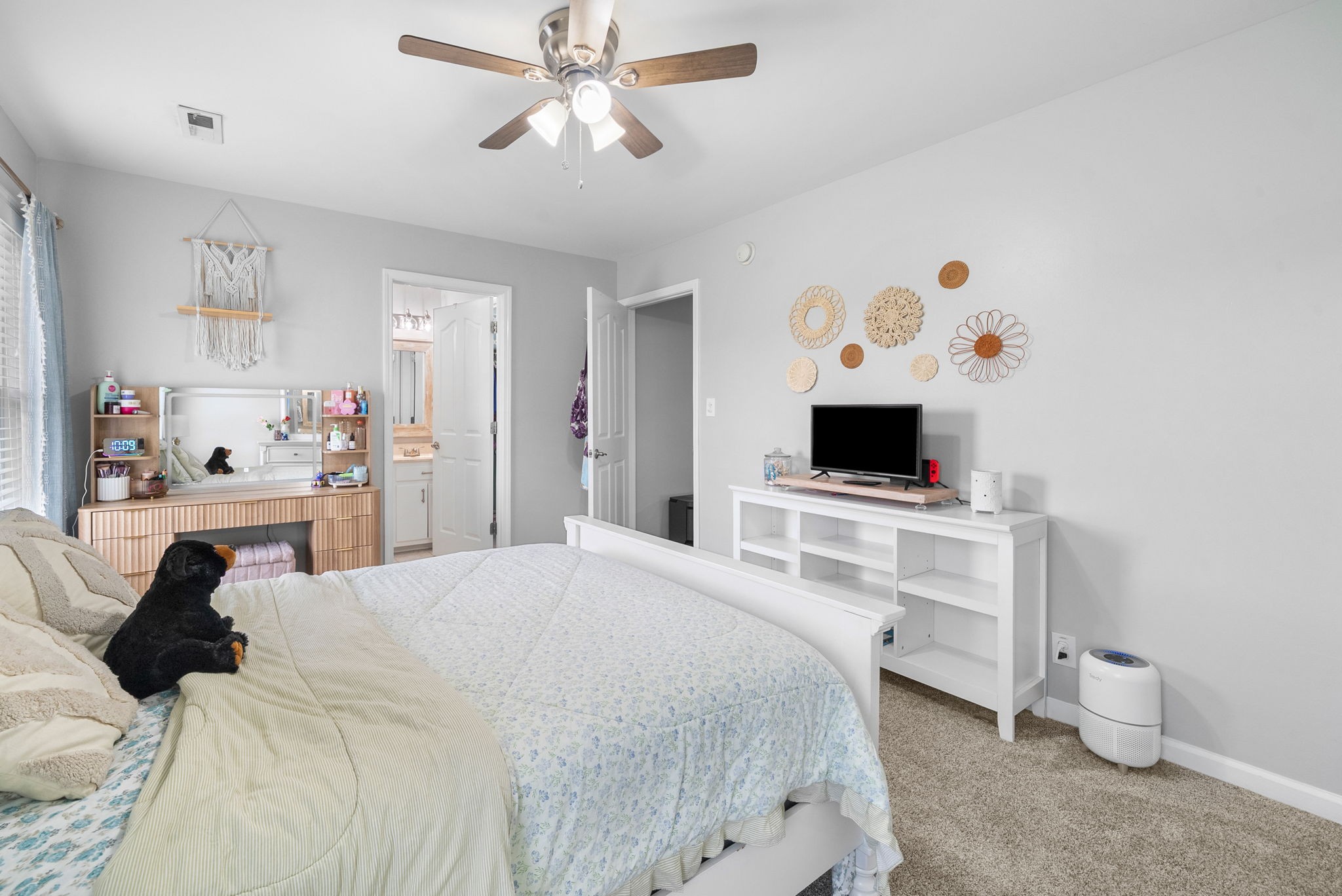 3021 7 Mile Ferry Road Clarksville, TN 37040 - Photo 46 of 99 a bed room with a bed a television and a couch