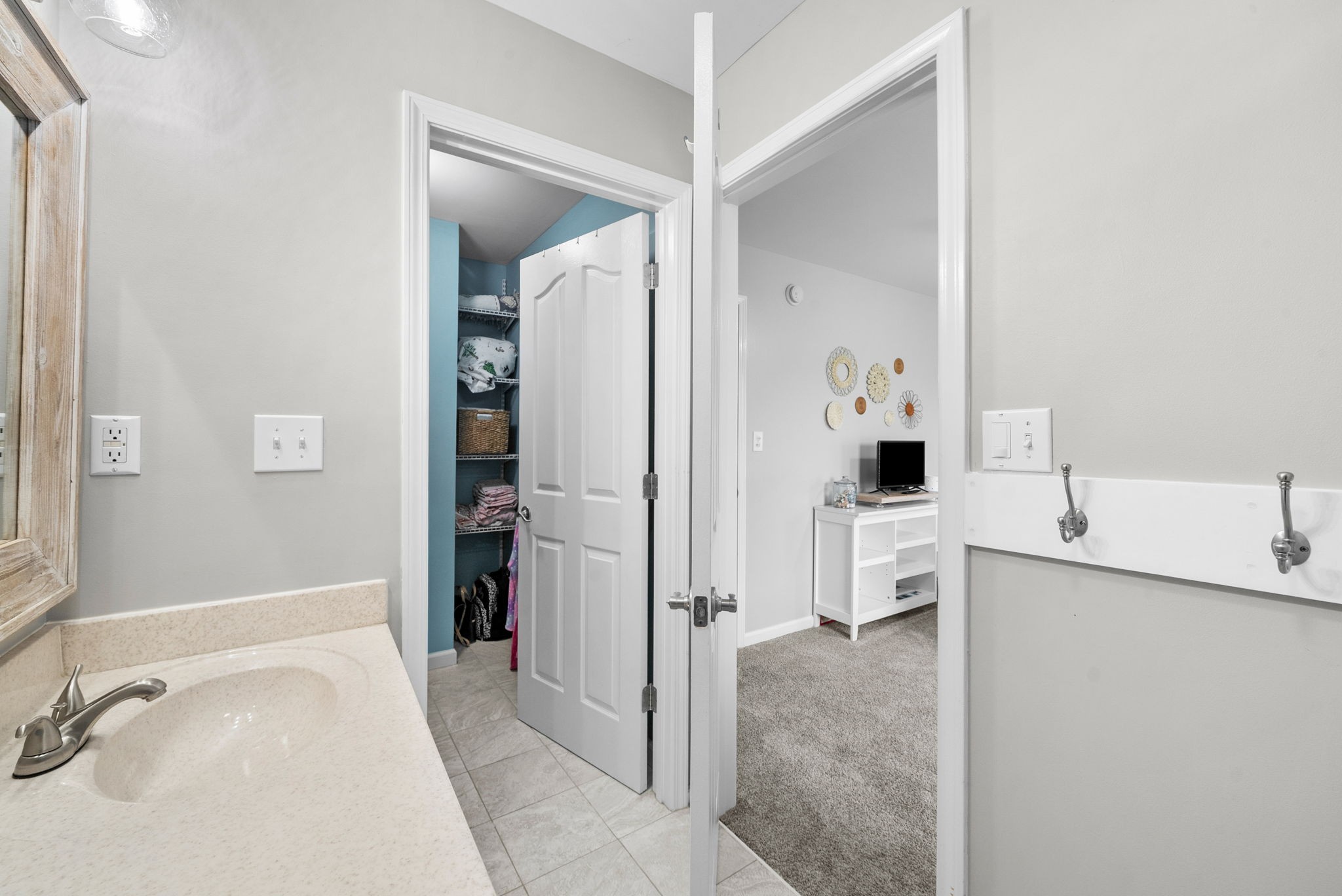 3021 7 Mile Ferry Road Clarksville, TN 37040 - Photo 48 of 99 a bathroom with a bathtub sink and mirror