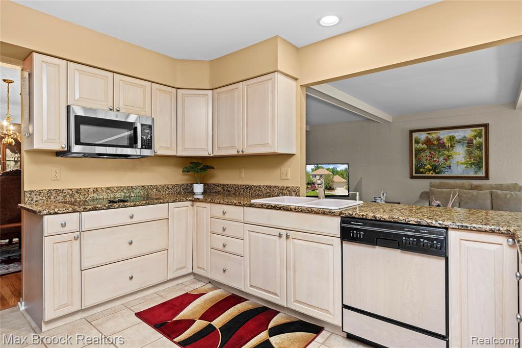 31223 Country Ridge Circle Farmington Hills, MI 48331 - Photo 16 of 62