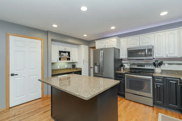 $525,000 | 1008 Southern Woods Place Southwest, Rochester, MN 55902