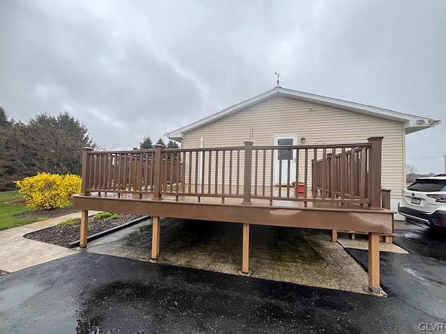 20 Field Road Tamaqua, PA 18252 - Photo 8 of 50 Composite Deck Off Kitchen