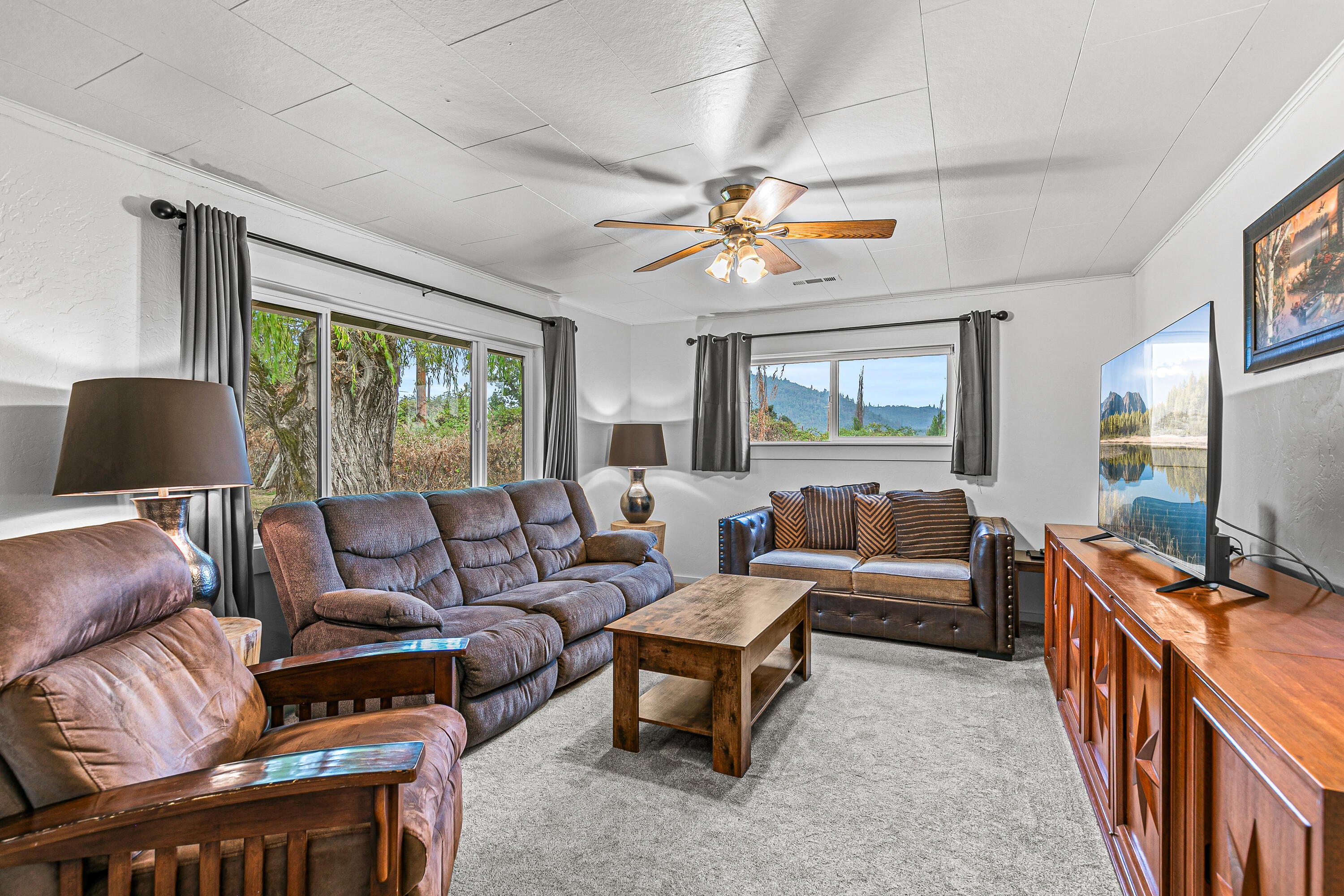 14145 Agate Road Eagle Point, OR 97524 - Photo 4 of 36 9R9A3443