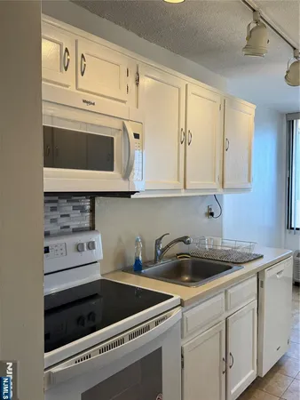 $3,700 | 200 Winston Drive, Unit 3018, Cliffside Park, NJ 07010