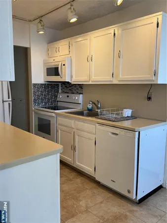 $3,700 | 200 Winston Drive, Unit 3018, Cliffside Park, NJ 07010