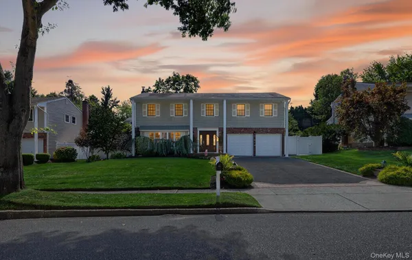 $1,199,000 | 18 Knoll Lane, Smithtown, NY 11787