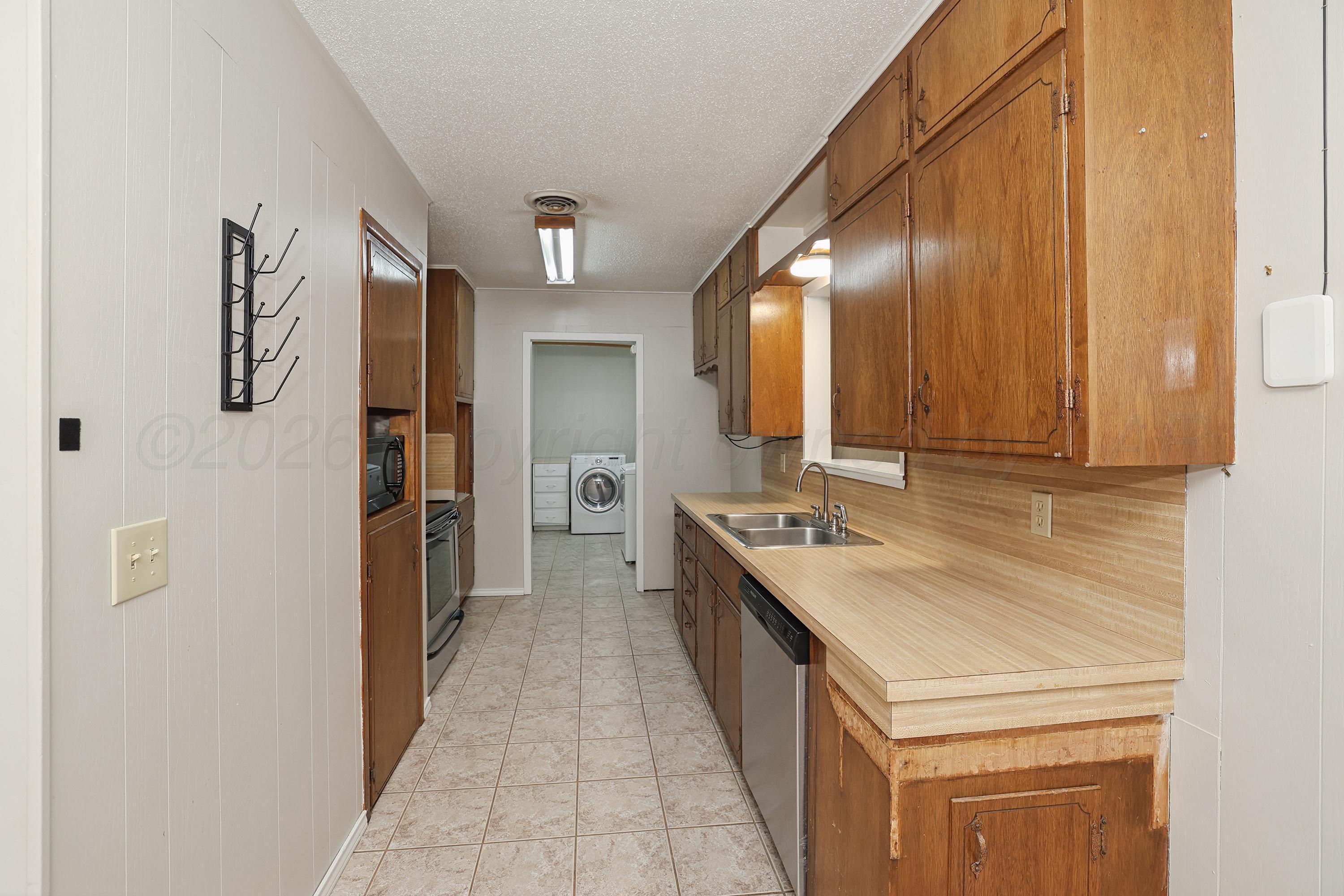 1024 Northwest 9th Street Tulia, TX 79088 - Photo 14 of 41 14-Kitchen