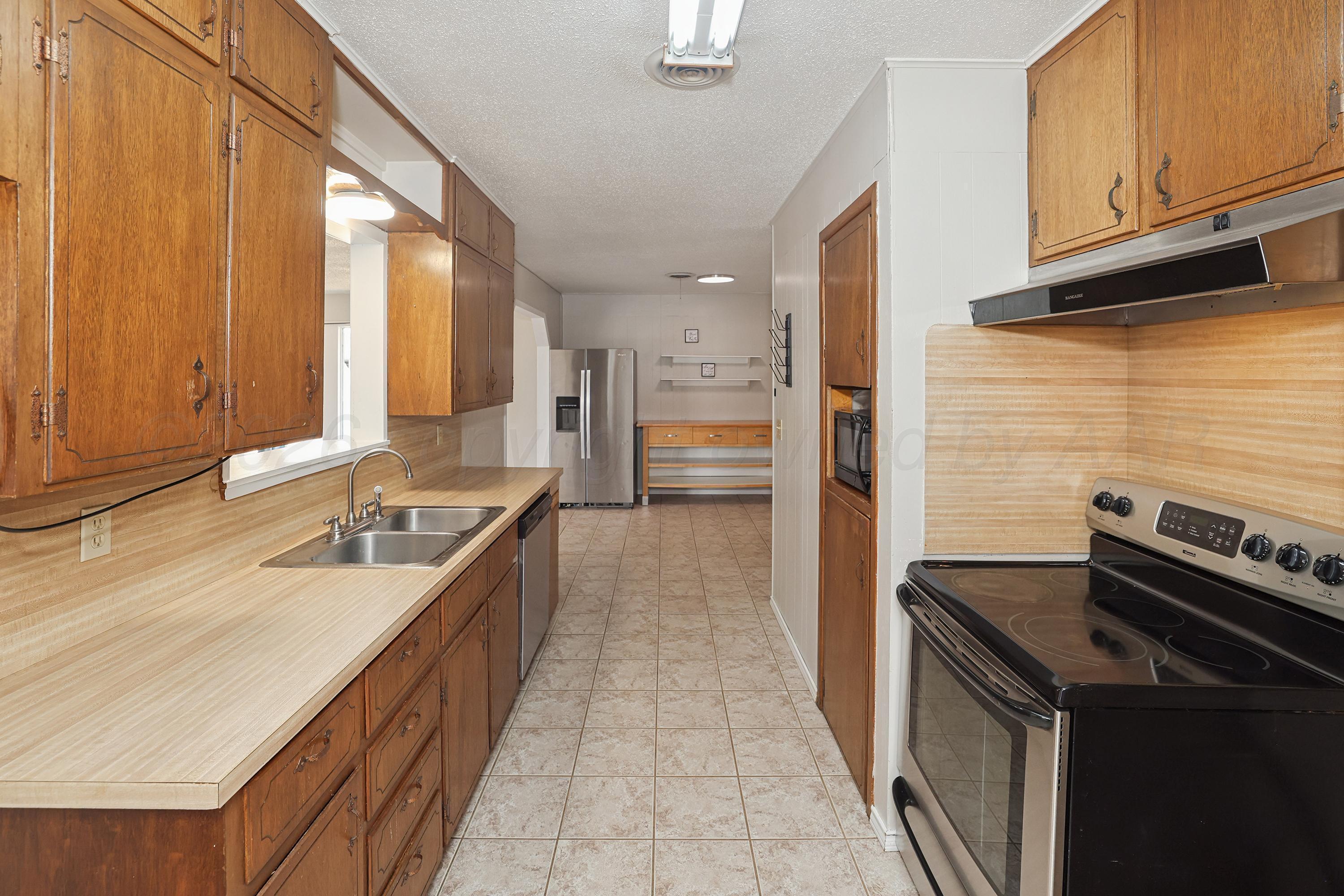 1024 Northwest 9th Street Tulia, TX 79088 - Photo 16 of 41 16-Kitchen