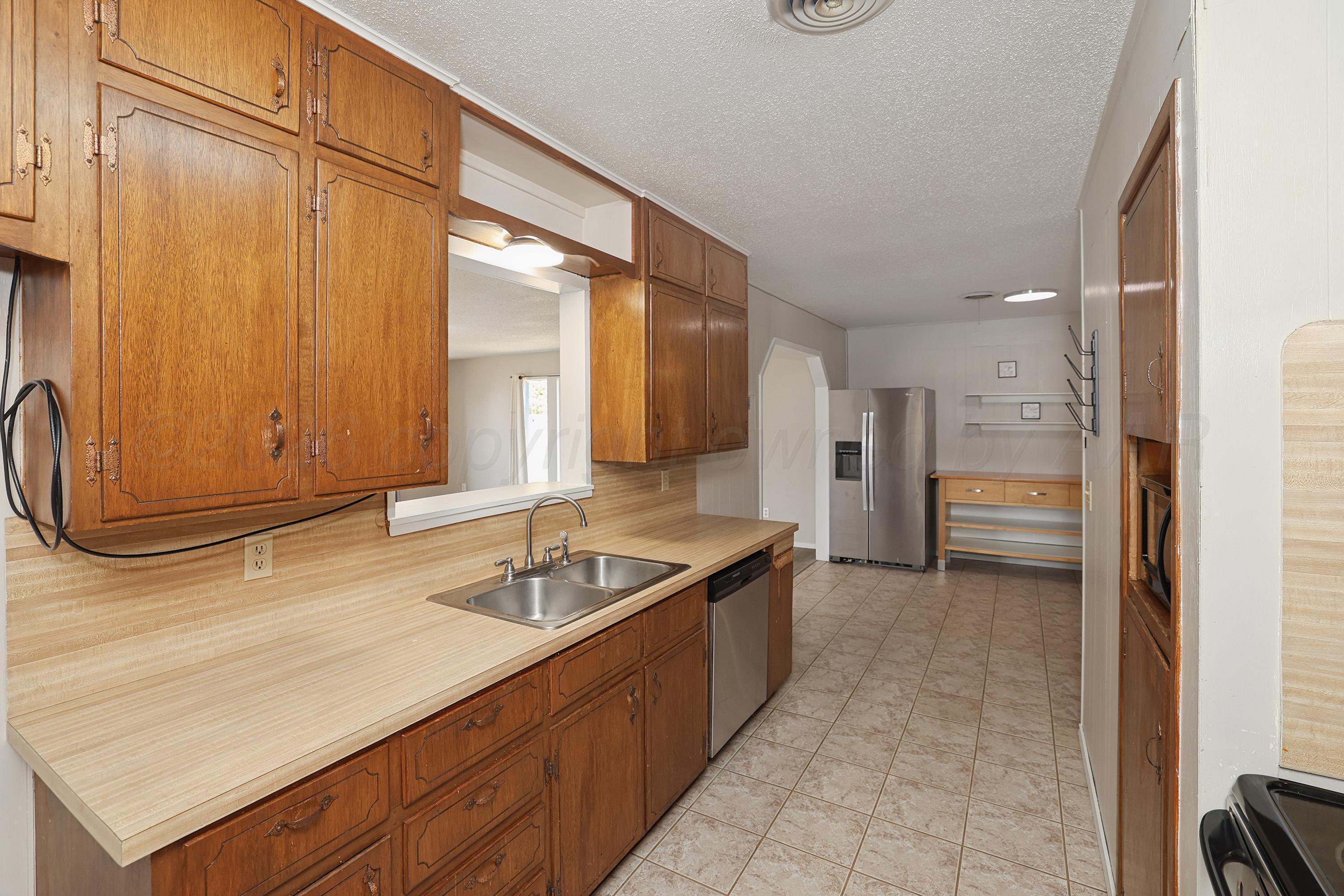 1024 Northwest 9th Street Tulia, TX 79088 - Photo 17 of 41 17-Kitchen