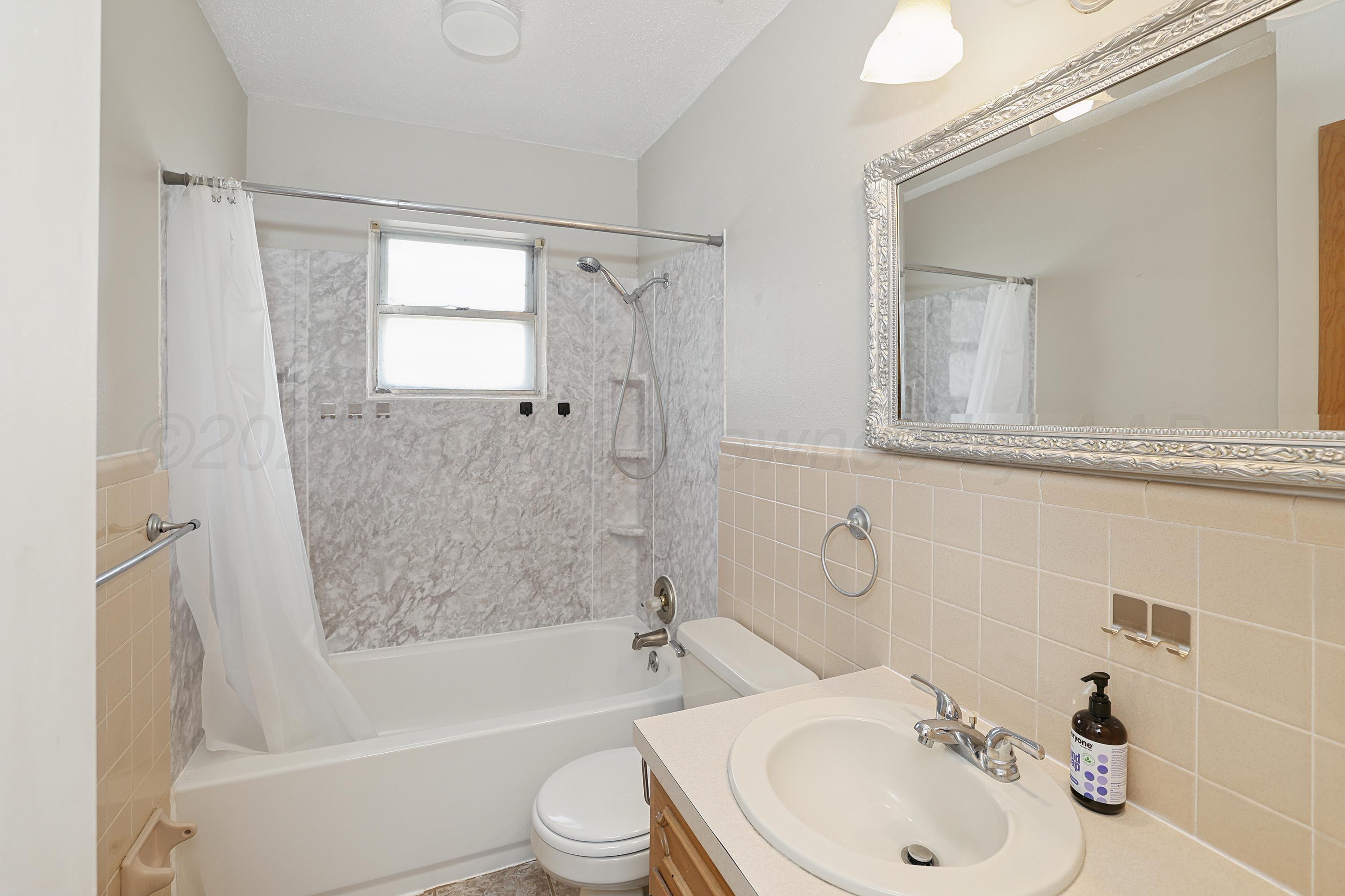1024 Northwest 9th Street Tulia, TX 79088 - Photo 27 of 41 27-Bathroom