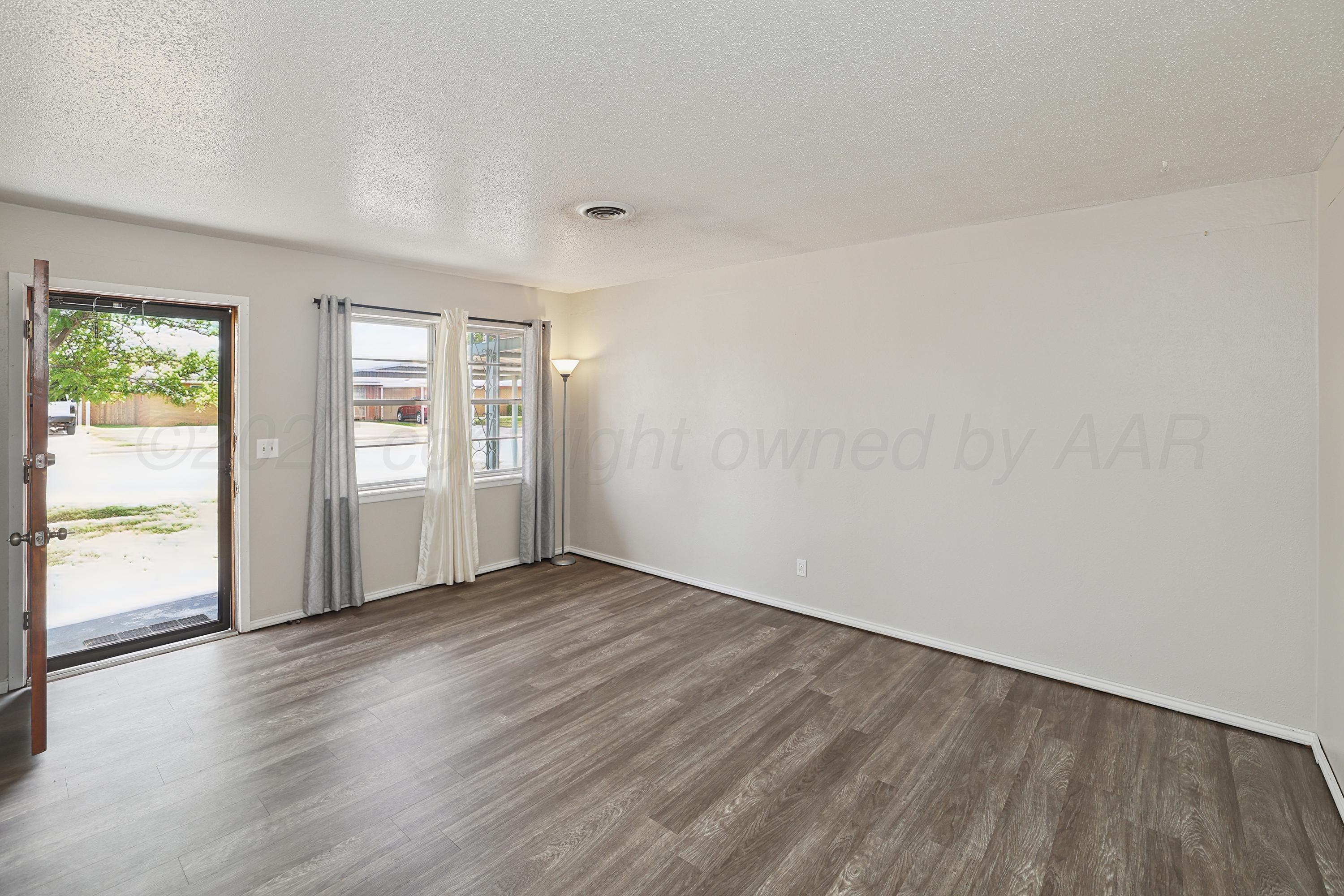 1024 Northwest 9th Street Tulia, TX 79088 - Photo 5 of 41 5-Living Area
