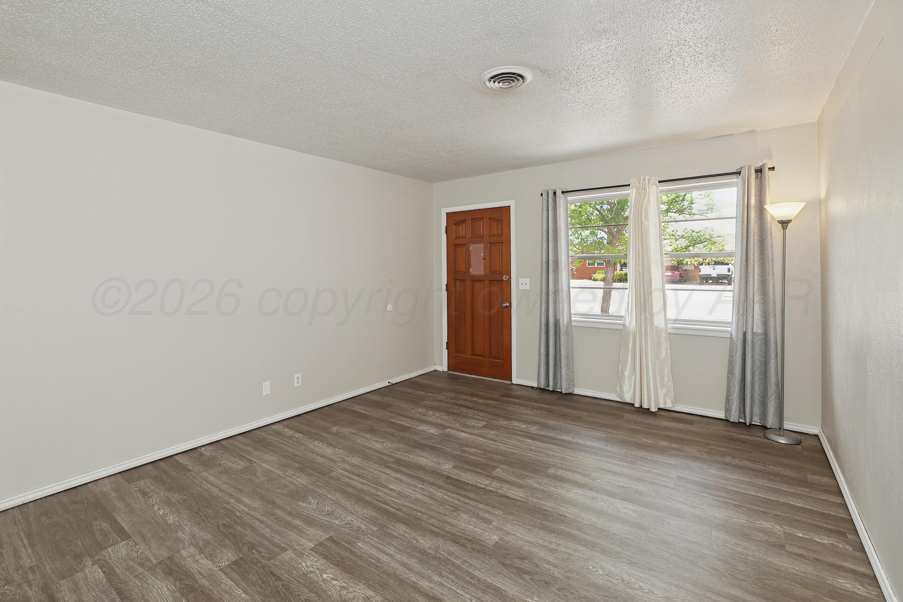 1024 Northwest 9th Street Tulia, TX 79088 - Photo 6 of 41 6-Living Area