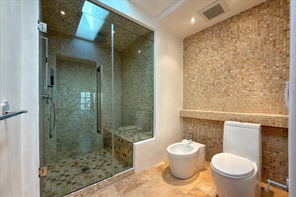 1433 Upper Canyon Road Santa Fe, NM 87501 - Photo 28 of 57 Ensuite Owner's Suite Bathroom