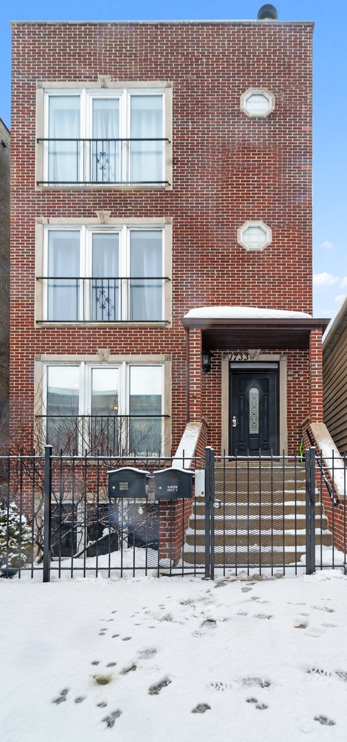 1733 South Ruble Street, Unit 1 Chicago, IL 60616 - Photo 1 of 19 a building outdoor space with seating space