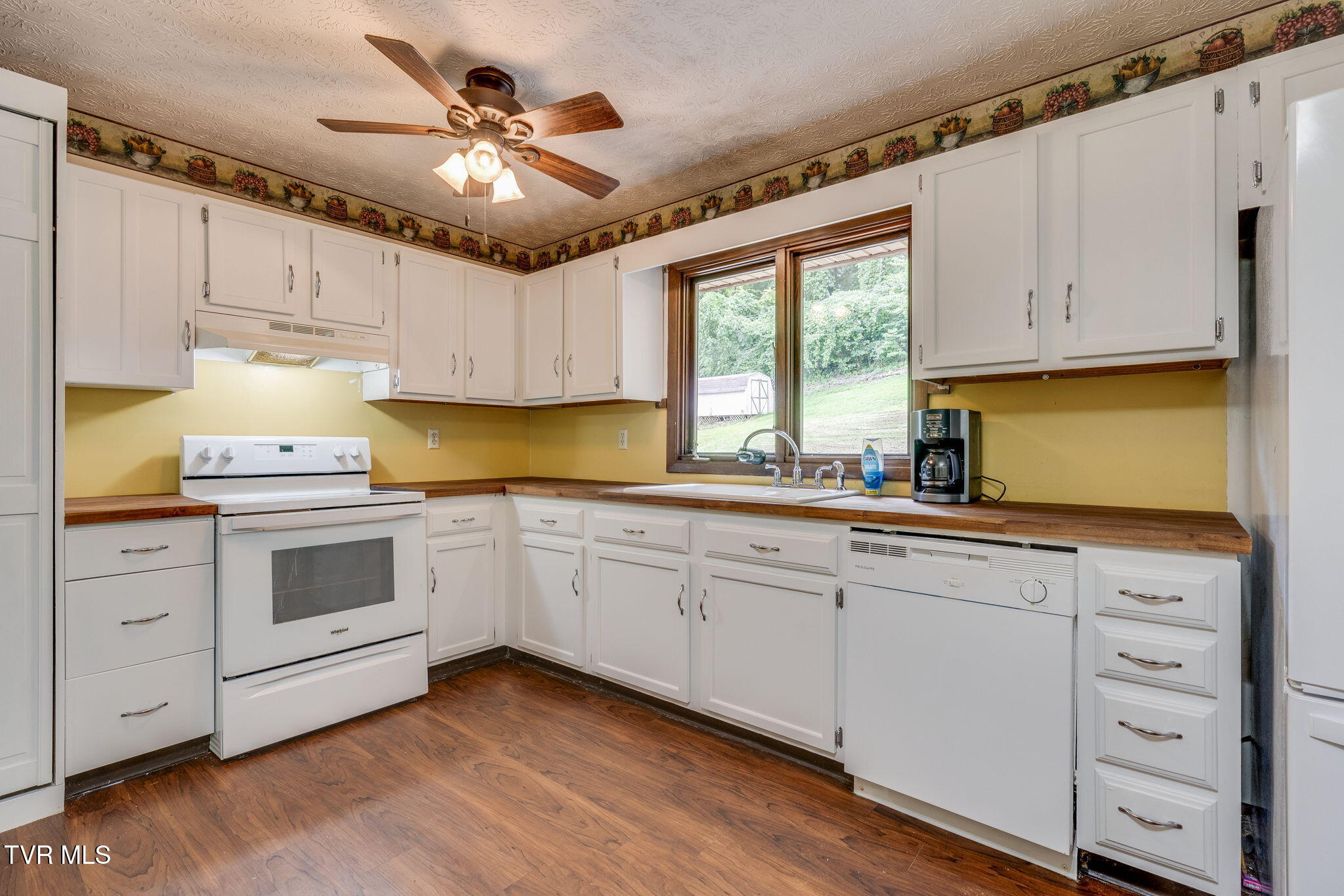 233 Hidden Acres Road Kingsport, TN 37664 - Photo 11 of 41 011